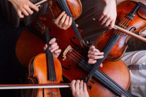 Verschiedene Menschen spielen Geige, Cello übereinander
